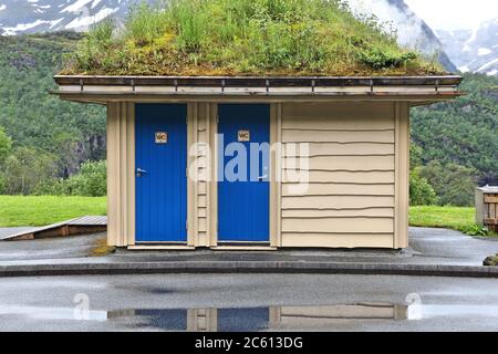 Servizi igienici turistici in una zona di riposo vicino ad un fiordo in Nordland, Norvegia. Area di Svartisen. Foto Stock