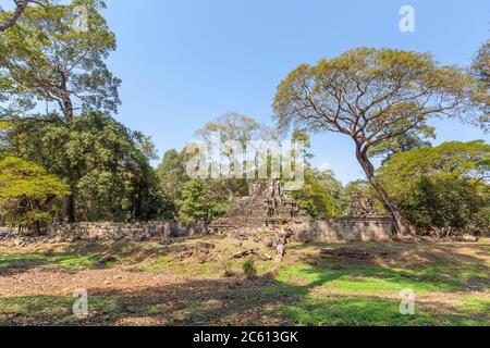 Antico tempio di Preah Palilay in Angkor Thom e enormi alberi di Banyan, Angkor, Cambogia. Foto Stock