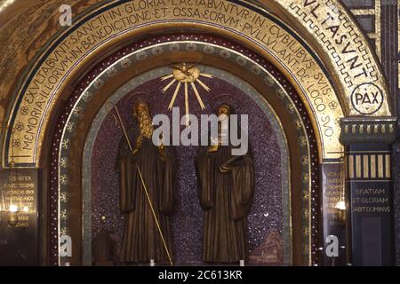 Cassino, Italia - 5 luglio 2020: La cappella centrale con le statue di San Benedetto e Santa Scolastica nella basilica di Montecassino Foto Stock