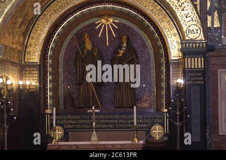 Cassino, Italia - 5 luglio 2020: La cappella centrale con le statue di San Benedetto e Santa Scolastica nella basilica di Montecassino Foto Stock