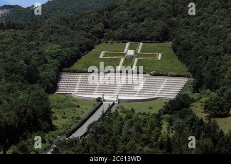 Cassino, Italia - 5 luglio 2020: Veduta panoramica del cimitero militare di guerra polacco a Montecassino Foto Stock