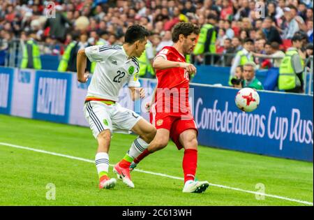 Kazan, Russia – 24 giugno 2017. Il centrocampista della nazionale russa Yury Zhirkov e il Messico hanno ingaggiato Hirving Lozano durante la Coppa delle confederazioni FIFA Foto Stock