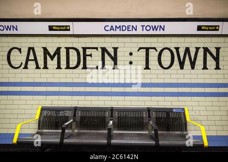 Londra, Regno Unito - 11 marzo 2020 - Stazione metropolitana di Camden Town Foto Stock