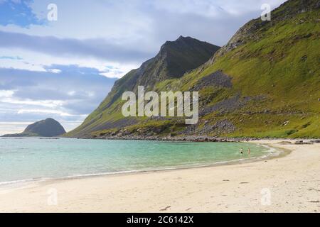 Norvegia beach. Arcipelago delle Lofoten in Norvegia artica. Spiaggia di Uttakleiv orizzontale sull isola Vestvagoy. Foto Stock