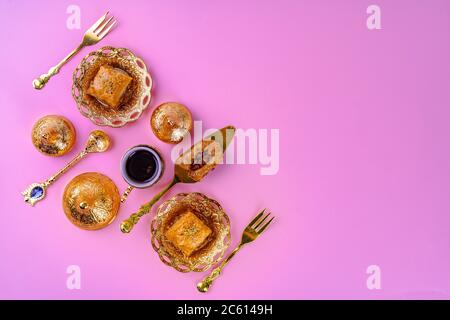 Tazza di caffè e dolce turco baklava su rosa Foto Stock