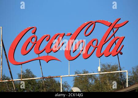 KATOWICE, POLONIA - 1 OTTOBRE 2017: Firma pubblicitaria vintage arrugginita Coca-Cola a Katowice, Polonia. Foto Stock