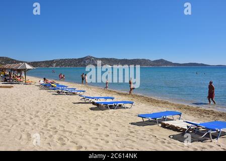 Marathon, Grecia - 01 ottobre 2016: La bellissima spiaggia di sabbia di Schinias, una delle più famose spiagge di Attica Foto Stock