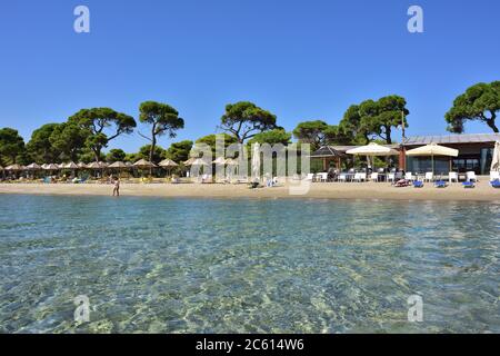 Marathon, Grecia - 01 ottobre 2016: Vista dall'acqua sulla bellissima spiaggia di sabbia di Schinias, una delle più famose spiagge di Attica Foto Stock