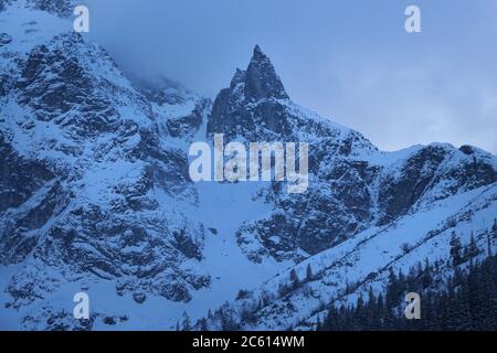 Natura in Polonia - Parco Nazionale di Tatra. Vista serale della famosa vetta di Mnich. Foto Stock