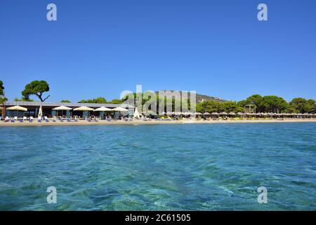 Marathon, Grecia - 01 ottobre 2016: Vista dall'acqua sulla bellissima spiaggia di sabbia di Schinias, una delle più famose spiagge di Attica Foto Stock