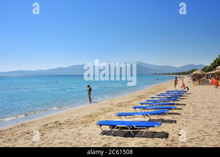 Marathon, Grecia - 01 ottobre 2016: La bellissima spiaggia di sabbia di Schinias, una delle più famose spiagge di Attica Foto Stock