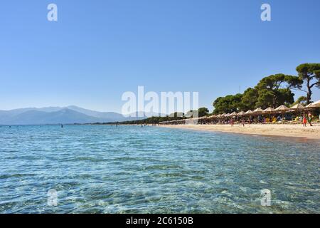 Marathon, Grecia - 01 ottobre 2016: Bellissima spiaggia di sabbia di Schinias, una delle più famose spiagge di Attica Foto Stock