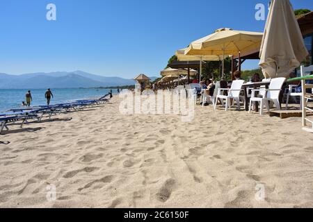 Marathon, Grecia - 01 ottobre 2016: La bellissima spiaggia di sabbia di Schinias, una delle più famose spiagge di Attica Foto Stock