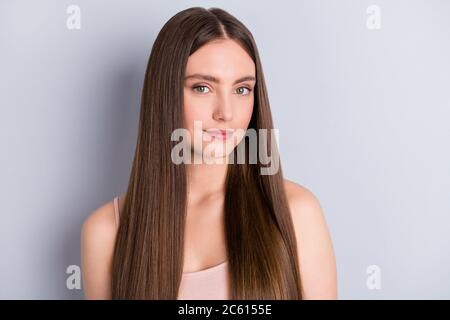Closeup foto di attraente carino perfetto aspetto modello signora dimostrare ideale capelli puliti e sani dopo il salone indossare singlet beige isolato Foto Stock