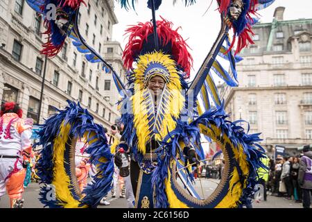 Un colorato esecutore in costume ispirato ad Aztec partecipa alla London New Year's Day Parade (LNYDP) 2020, Londra, Inghilterra Foto Stock