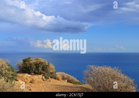 Bella vista dal Capo Sounion sul mare Aegian prima del tramonto, Attica, Grecia Foto Stock