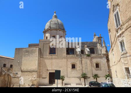 La città di Monopoli landmark, Italia. Chiesa di Santa Teresa (Santa Teresa chiesa). Foto Stock