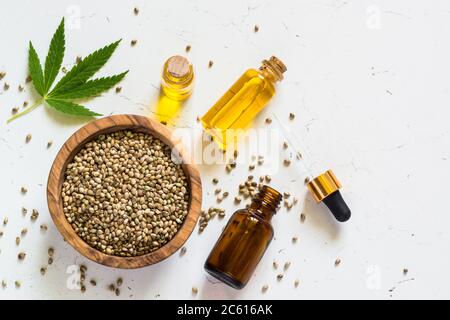 Olio di cannabis e semi di cannabis bianchi. Foto Stock