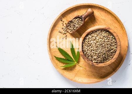 Semi di cannabis nella vista dall'alto del tavolo bianco. Foto Stock