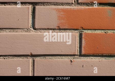 Grunge rosso di tessitura del muro di mattoni. Spazio per la copia di sfondo arancione rosso e rosa Foto Stock