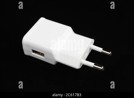 Adattatore per caricabatterie telefonico bianco con porta usb isolata su sfondo bianco. Foto Stock