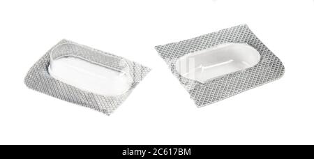 Pacchetto di pillole di farmaco vuoto isolato su sfondo bianco. Foglio d'argento e contenitore per compresse di plastica. Rifiuti farmaceutici Foto Stock
