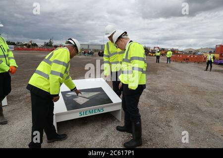 Il primo ministro Boris Johnson (a destra) mostra un disegno del sito durante una visita al cantiere della Siemens Rail a Goole. Foto Stock