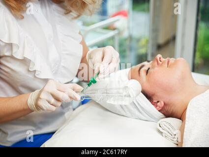 Donna che riceve il trattamento con acido ialuronico iniettabile riempitivo dermico Foto Stock