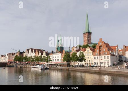 Vista della città vecchia isola della città anseatica di Lubecca con il fiume trave Foto Stock