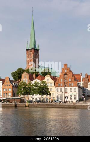 Vista della città vecchia isola della città anseatica di Lubecca con il fiume trave Foto Stock