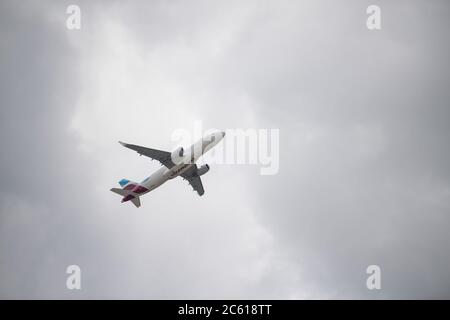 Stoccarda, Germania. 03 luglio 2020. Un aereo della compagnia aerea Eurowings decolli dall'aeroporto di Stoccarda. Credit: Sebastian Gollnow/dpa/Alamy Live News Foto Stock