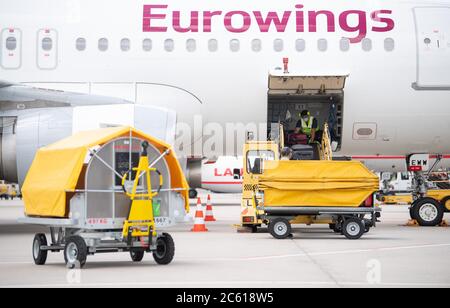 Stoccarda, Germania. 03 luglio 2020. I lavoratori dell'aeroporto di Stoccarda caricano i bagagli in un aereo della compagnia aerea Eurowings. Credit: Sebastian Gollnow/dpa/Alamy Live News Foto Stock