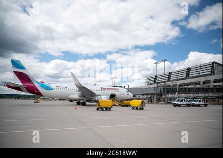 Stoccarda, Germania. 03 luglio 2020. Un Airbus A320 della compagnia aerea Eurowings è in una baia di detenzione all'aeroporto di Stoccarda. Credit: Sebastian Gollnow/dpa/Alamy Live News Foto Stock