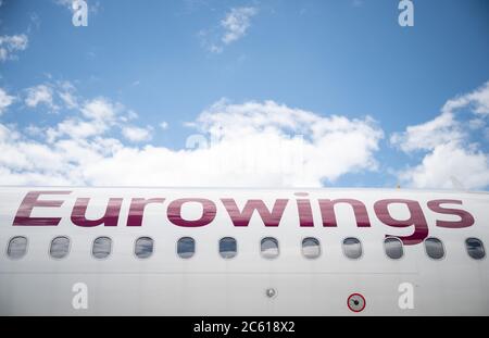 Stoccarda, Germania. 03 luglio 2020. La scritta "Eurowings" è scritta su un aereo dell'aeroporto di Stoccarda. Credit: Sebastian Gollnow/dpa/Alamy Live News Foto Stock