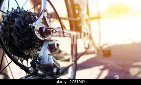 Dettaglio componenti metallici della bicicletta - catena, cassetta posteriore, deragliatore, freni, cambi. Foto Stock