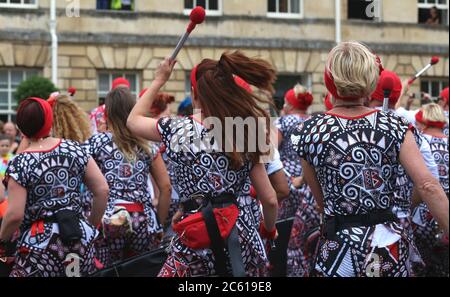Il gruppo di percussioni Afon sistema si esibir a Bath Carnival, portando un festival sudamericano nella città inglese, Bath, Inghilterra, UK. 15 luglio 2017 Foto Stock