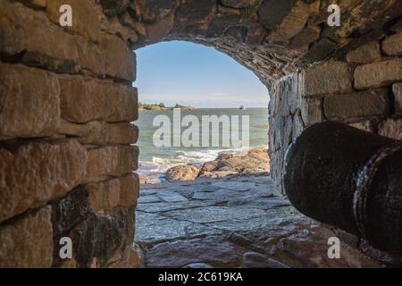 L'abbraccio di vecchie fortificazioni finlandesi vicino al Mar Baltico e Helsinki Foto Stock