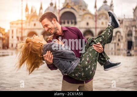 Bella giovane coppia divertirsi mentre si visita Venezia - turisti in viaggio in Italia e visitare i più importanti monumenti di Venezia - concetto Foto Stock