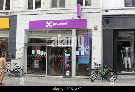 AALST, BELGIO, 6 LUGLIO 2020: Vista esterna di un negozio di telefonia mobile Proximus nelle Fiandre. Precedentemente conosciuto come Belgacom Mobile è il più grande di Belgi Foto Stock