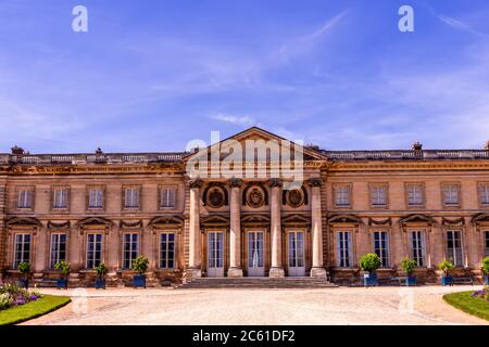 COMPIEGNE, FRANCIA, 13 AGOSTO 2016 : esterni del castello di Compiegne, 13 agosto 2016 a Compiegne, Oise, Francia Foto Stock