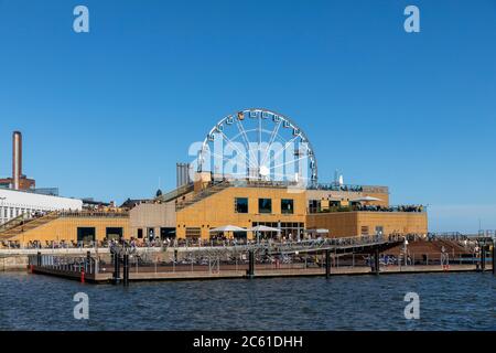 Allas Sea Pool è una nuova attrazione del centro di Helsinki. Dispone di tre diverse piscine, saune, ristoranti e solarium. La piscina è aperta tutto l'anno. Foto Stock