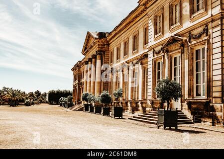 COMPIEGNE, FRANCIA, 13 AGOSTO 2016 : esterni del castello di Compiegne, 13 agosto 2016 a Compiegne, Oise, Francia Foto Stock