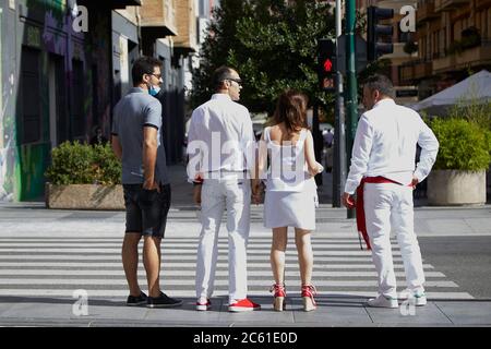Pamplona. Spagna. 6 Luglio 2020. Nonostante la limitata capacità e i severi controlli di sicurezza nel centro di Pamplona, un gruppo di persone celebra, in bianco e rosso, il "No Chupinazo" come inizio di questi "No Sanfermines", ufficialmente sospesi a causa della pandemia del Covid-19. Credit: Iñigo Alzugaray/Alamy Live News Foto Stock