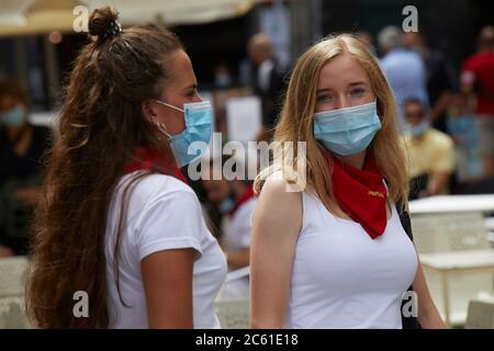 Pamplona. Spagna. 6 Luglio 2020. Nonostante la limitata capacità e i severi controlli di sicurezza nel centro di Pamplona, un gruppo di persone celebra, in bianco e rosso, il "No Chupinazo" come inizio di questi "No Sanfermines", ufficialmente sospesi a causa della pandemia del Covid-19. Credit: Iñigo Alzugaray/Alamy Live News Foto Stock