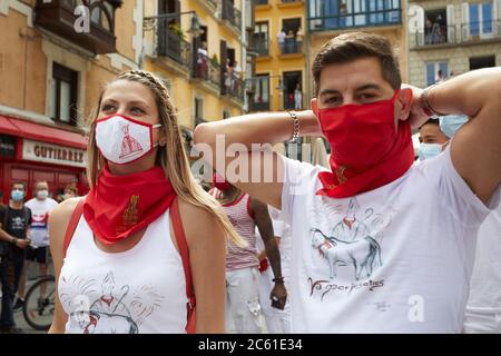 Pamplona. Spagna. 6 Luglio 2020. Nonostante la limitata capacità e i severi controlli di sicurezza nel centro di Pamplona, un gruppo di persone celebra, in bianco e rosso, il "No Chupinazo" come inizio di questi "No Sanfermines", ufficialmente sospesi a causa della pandemia del Covid-19. Credit: Iñigo Alzugaray/Alamy Live News Foto Stock