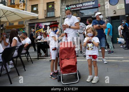 Pamplona. Spagna. 6 Luglio 2020. Nonostante la limitata capacità e i severi controlli di sicurezza nel centro di Pamplona, un gruppo di persone celebra, in bianco e rosso, il "No Chupinazo" come inizio di questi "No Sanfermines", ufficialmente sospesi a causa della pandemia del Covid-19. Credit: Iñigo Alzugaray/Alamy Live News Foto Stock