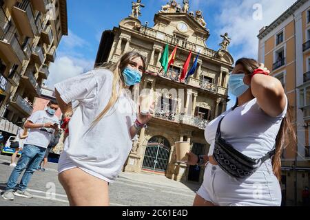 Pamplona. Spagna. 6 Luglio 2020. Nonostante la limitata capacità e i severi controlli di sicurezza nel centro di Pamplona, un gruppo di persone celebra, in bianco e rosso, il "No Chupinazo" come inizio di questi "No Sanfermines", ufficialmente sospesi a causa della pandemia del Covid-19. Credit: Iñigo Alzugaray/Alamy Live News Foto Stock