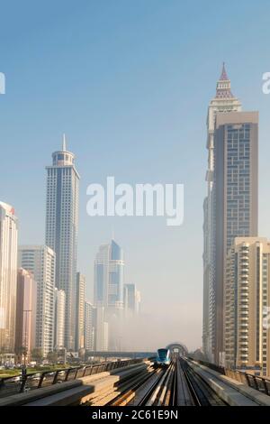 Metropolitana e CBD di Dubai, trasporti pubblici, metropolitana, linea metropolitana e alti edifici nel centro della città, Dubai, Emirati Arabi Uniti Foto Stock