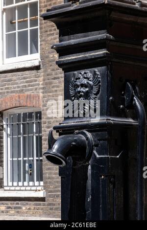 Regno Unito, Londra, Holborn, Bedford Row/Jockey's Fields. Una pompa di acqua pubblica vittoriana in ghisa datata 1840 e una volta utilizzata da avvocati provenienti dall'adiacente Grays Inn Foto Stock