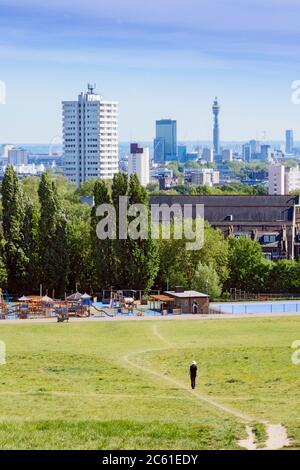 Regno Unito, Londra, Hampstead Heath Park, punto di osservazione di Parliament Hill. Vista di Camden, Gospel Oak e Kentish Town con lo skyline del centro di Londra alle spalle. Foto Stock